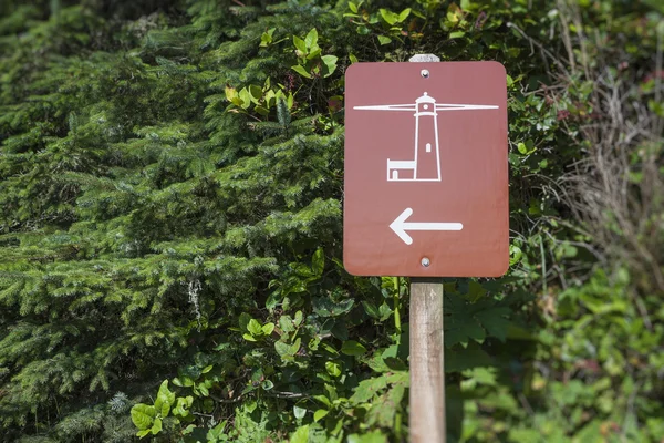 Sign pointing to lighthouse — Stock Photo, Image