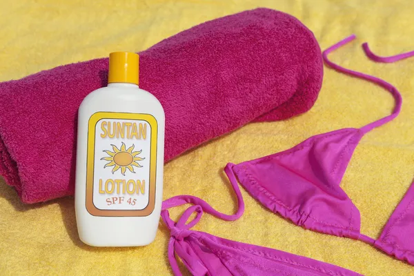 Bikini, towel and suntan lotion — Stock Photo, Image