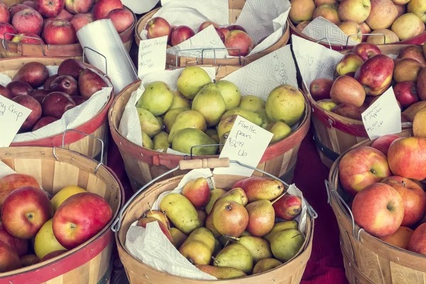 Яблоки и груши на продажу — стоковое фото