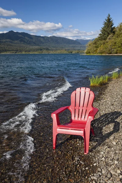 Adirondack chair przez jezioro — Zdjęcie stockowe