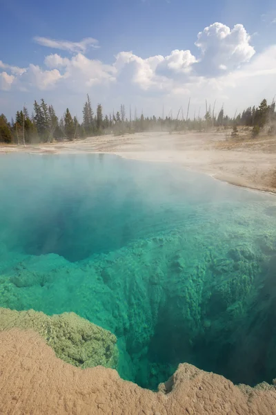 Μαύρο πισίνα στη Δυτική λεκάνη geyser αντίχειρα — Φωτογραφία Αρχείου