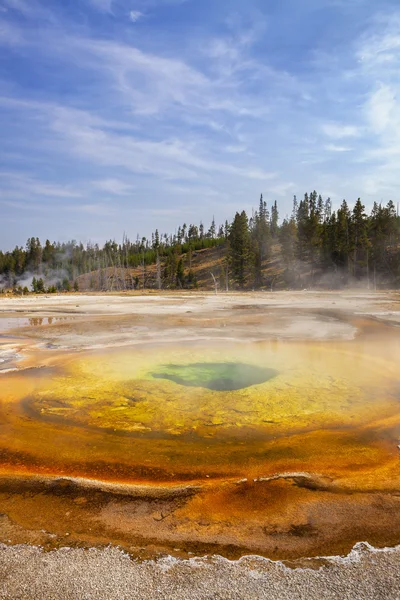 Färgglada kromatisk geyser i upper geyser basin — Stockfoto