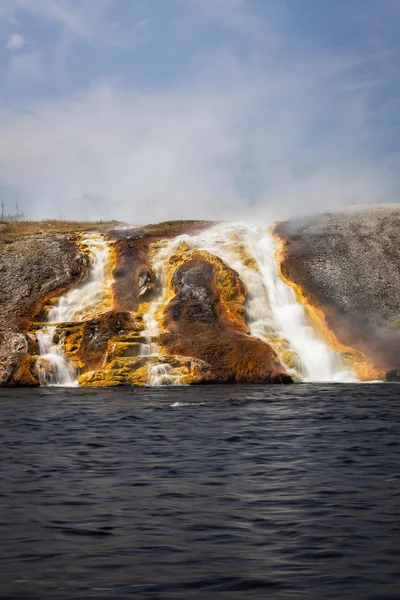 Overflow from Excelsior Geyser runs into the Yellowstone River — Stock Photo, Image