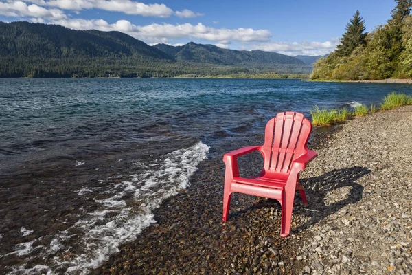 Adirondack chair przez jezioro — Zdjęcie stockowe