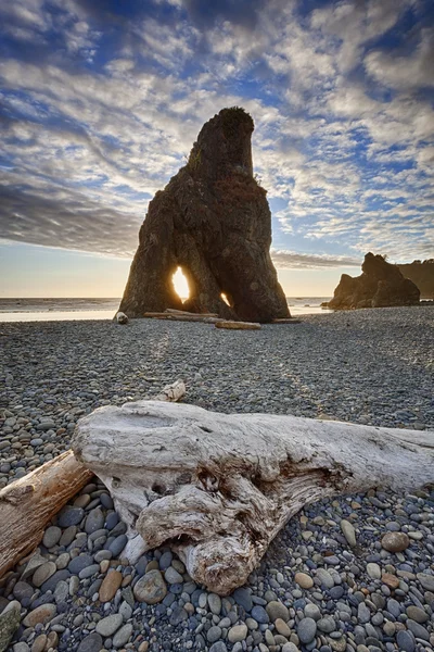 Sunset through Sea Stack — Stock Photo, Image