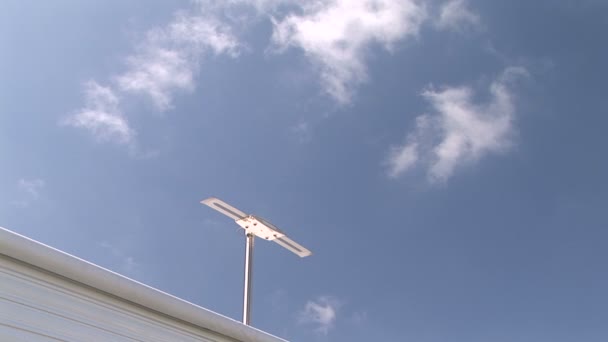 Tv. antena sobre o céu azul — Vídeo de Stock