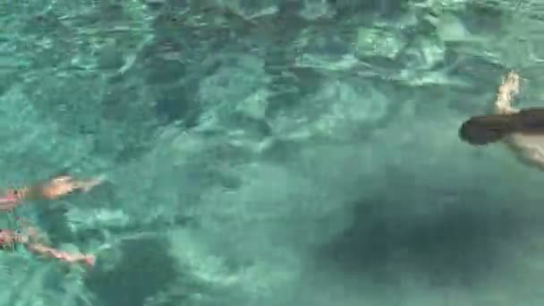 Pueblos nadando bajo el agua — Vídeo de stock