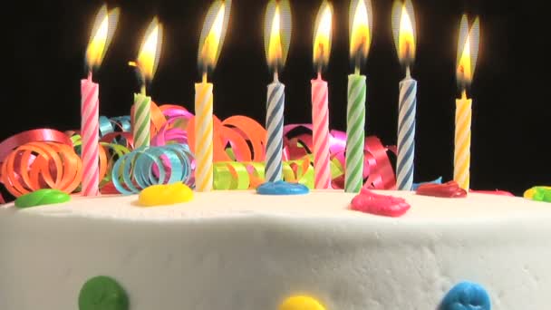 День рождения свечи, время истекает — стоковое видео