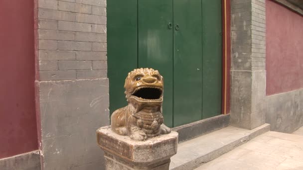 Puerta de protección de dragón de cerámica — Vídeo de stock