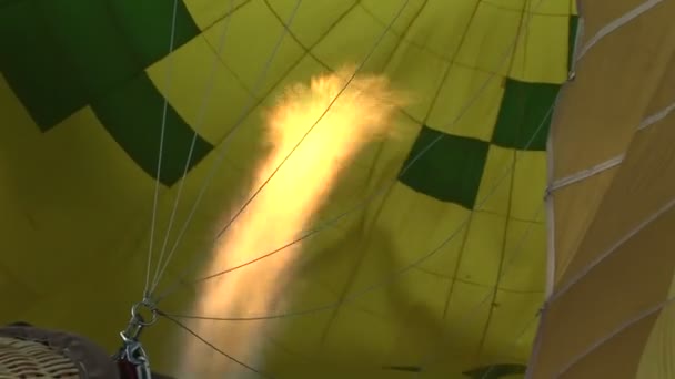 Vlam in een hete luchtballon — Stockvideo
