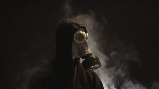 Man met gasmasker — Stockvideo