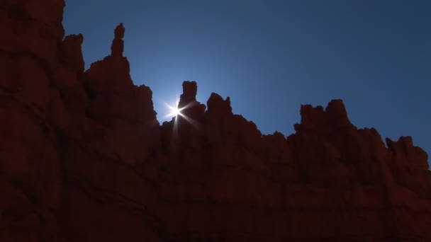 Сонце ламається над скелею, проміжок часу — стокове відео