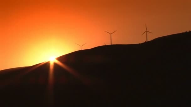 Вітрові турбіни і захід сонця — стокове відео