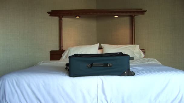 Bagage op bed — Stockvideo