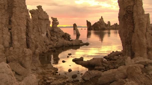 Salida del sol en el lago Mono — Vídeos de Stock