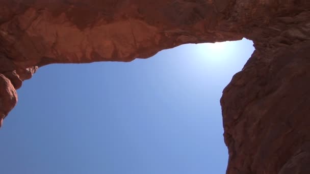 Quebras de sol sobre a rocha, lapso de tempo — Vídeo de Stock