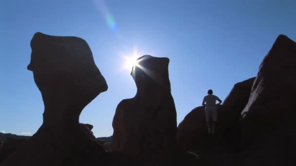 Uomo su roccia nella silhouette — Video Stock