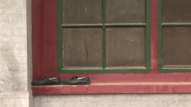 Schuhe auf einem Fensterrahmen — Stockvideo