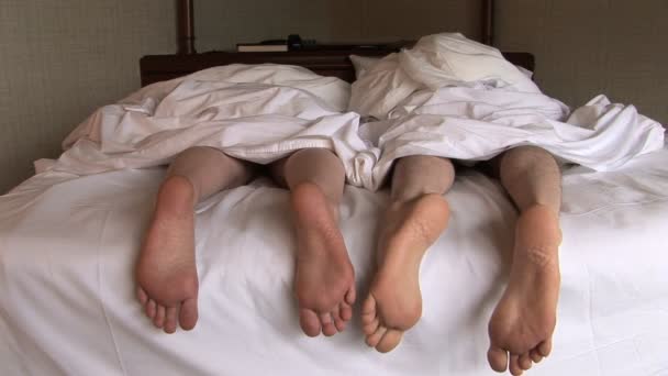 Piedi di coppia a letto — Video Stock