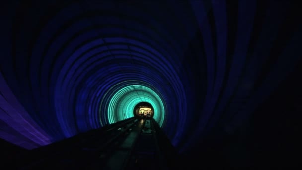 Китай, Шанхай, набережної Вайтань, Бунду екскурсійні тунелю, повільно швидкість затвора — стокове відео