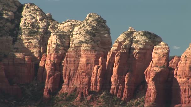 Skulpterade röda klippformationer i sedona — Stockvideo