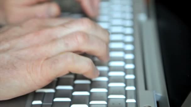 Człowiek piszący na komputerze — Wideo stockowe