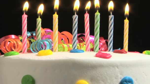 Gâteau d'anniversaire avec des bougies — Video