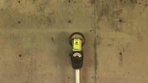 Muntproever parkeermeter — Stockvideo