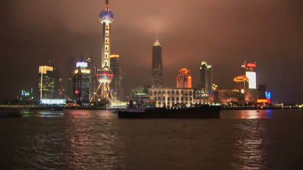 Barco brillantemente iluminado pasando Shanghai, Pudong, lapso de tiempo — Vídeo de stock