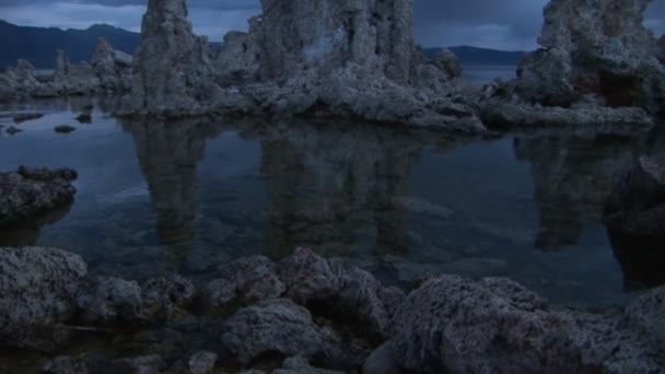 Salida del sol en el lago Mono — Vídeo de stock