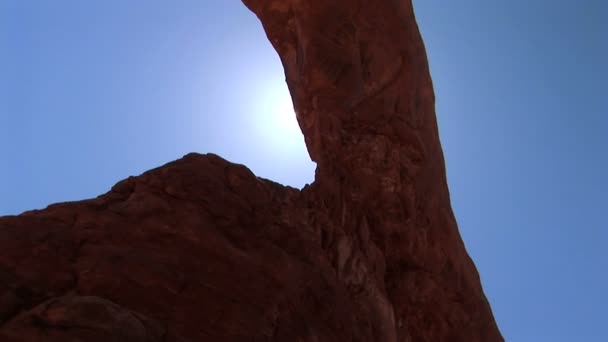 Sun breaks over rock, time lapse — Stock Video