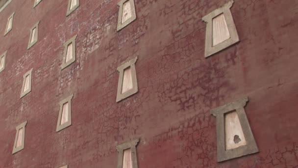 Ξεπερασμένο κόκκινο τοίχο στο βουδιστικό ναό — Αρχείο Βίντεο