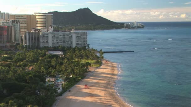 Pláž Waikiki s diamond head — Stock video