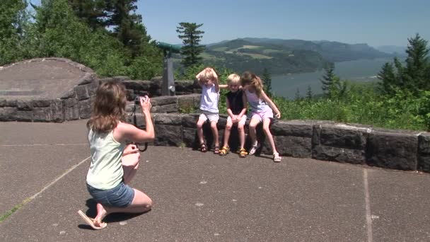 Familjeporträtt längs columbia river gorge — Stockvideo