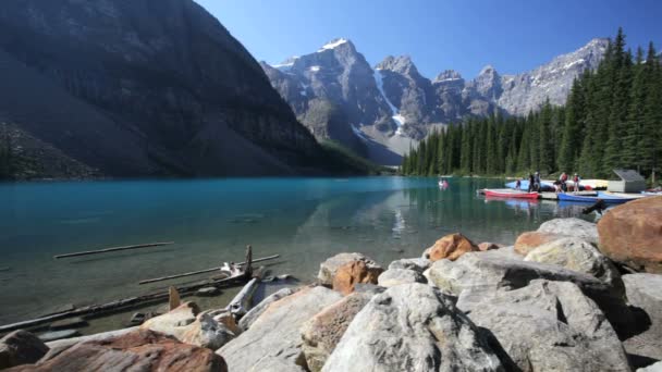 Canoas del lago Moraine — Vídeo de stock