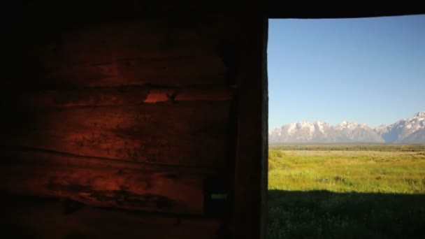 Grand Tetons de Old Pioneer Log Cabin — Vídeos de Stock