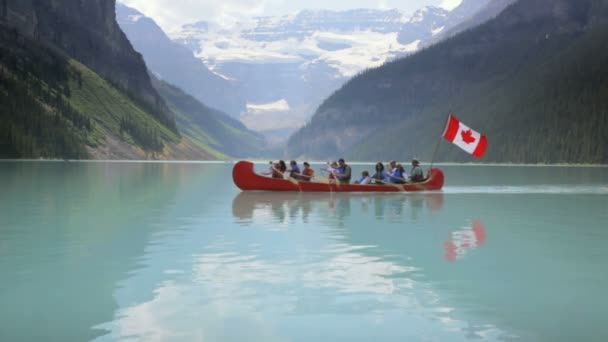 Canoa no lago louise — Vídeo de Stock