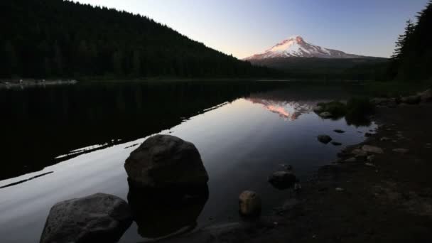 Lago Trillium e Mt. Capuz — Vídeo de Stock