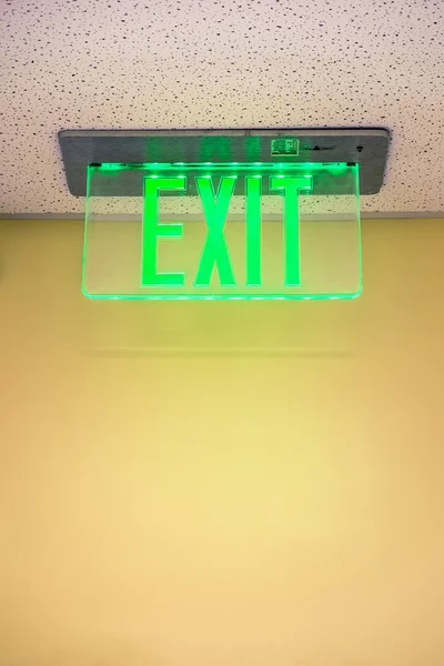 Exit tecken i byggnad — Stockfoto