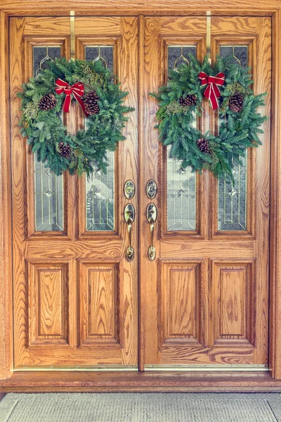 Couronnes de Noël sur les portes d'entrée — Photo