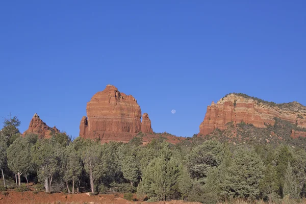 Moonset sobre rocas rojas —  Fotos de Stock