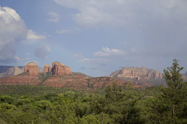 Regenbogen über Kathedralenfelsen sedona arizona — Stockfoto