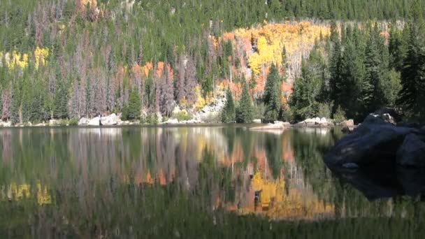 Βουνό αντανακλάται στη λίμνη φθινόπωρο — Αρχείο Βίντεο