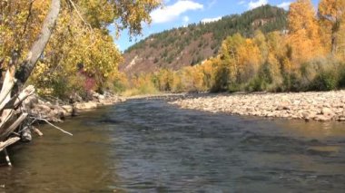 Colorado nehir sonbaharda doğal dağ