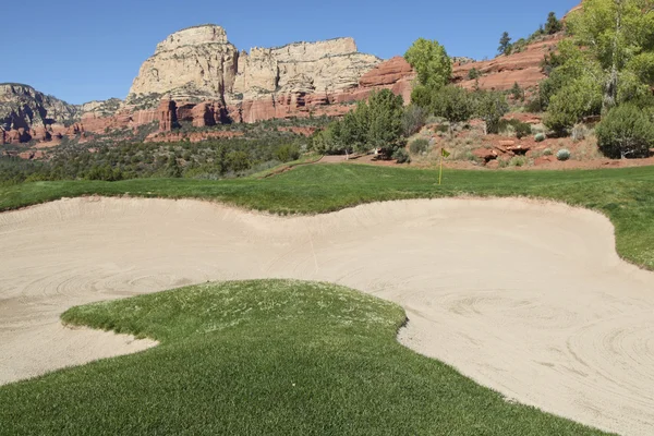 붉은 바위 국가에서 아름 다운 골프 구멍 — 스톡 사진