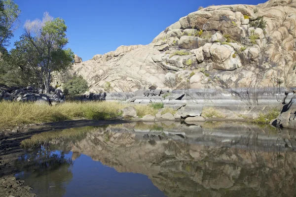 Formaciones de roca de granito reflejado en el lago — Foto de Stock