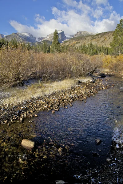 Flusso di montagna in autunno — Foto Stock