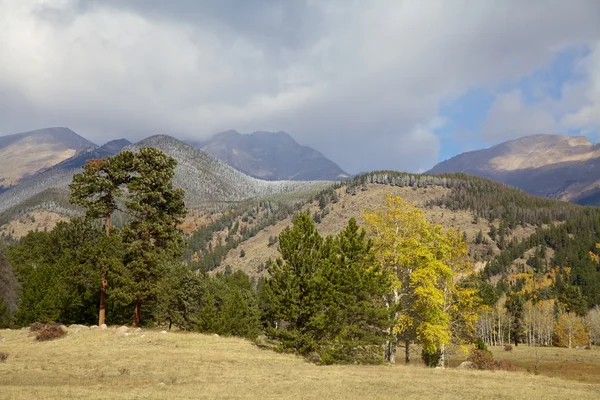 Montañas rocosas en otoño —  Fotos de Stock