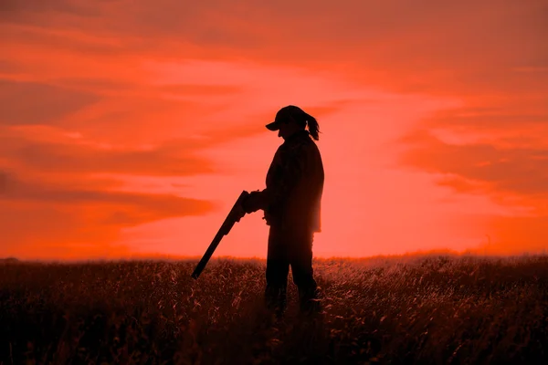 Kvinna fågel jägare i solnedgången — Stockfoto