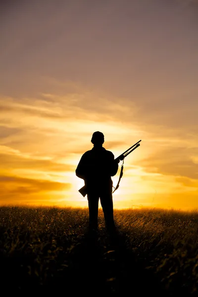 Geweer jager in zonsondergang — Stockfoto